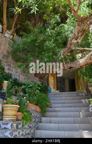 Chak Chak-Ardakan Santuario Zorastriano, ingresso con porta di ottone impresso con simbolo zoroastriano, villaggio di montagna in Iran Foto Stock