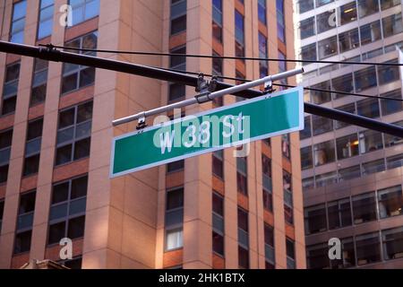 Green Big West 38th Street segno appeso su un arco palo nelle strade del centro di Manhattan a New York City Foto Stock