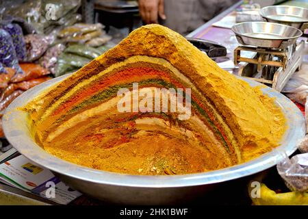 Spezie e erbe secche nel bazar. Negozio di spezie a Yazd, Iran. Foto Stock