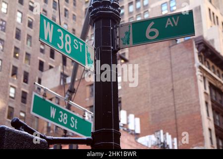 Green West 38th Street e Avenue of the Americas 6th segno tradizionale nel centro di Manhattan a New York City Foto Stock