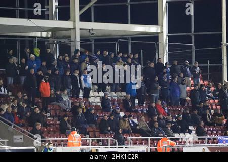 NORTHAMPTON, REGNO UNITO. FEBBRAIO 1st i fan di Barrow durante la seconda metà della partita della Sky Bet League 2 tra Northampton Town e Barrow al PTS Academy Stadium di Northampton martedì 1st febbraio 2022. (Credit: John Cripps | MI News) Credit: MI News & Sport /Alamy Live News Foto Stock