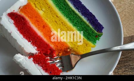 Ottenere un forkful della torta dell'orgoglio dell'arcobaleno Foto Stock