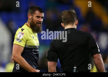 Birkenhead, Regno Unito. 01st Feb 2022. Michael Bostwick di Stevenage parla con il Referee Anthony Backhouse . EFL Skybet Football League Two match, Tranmere Rovers v Stevenage at Prenton Park, Birkenhead, Wirral martedì 1st febbraio 2022. Questa immagine può essere utilizzata solo per scopi editoriali. Solo per uso editoriale, licenza richiesta per uso commerciale. Nessun uso in scommesse, giochi o un singolo club/campionato/giocatore publications.pic di Chris Stading/Andrew Orchard sport fotografia/Alamy Live News credito: Andrew Orchard sport fotografia/Alamy Live News Foto Stock