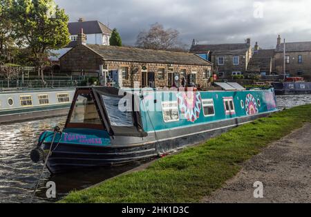 Una chiatta ormeggiata sul canale Leeds Liverpool in cima alle cinque chiuse di Bingley, West Yorkshire. Foto Stock