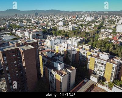 Mexiko Stadt, Messico. 01st Feb 2022. Vista delle strade abitate della città, che ospita più di 9 milioni di persone con una densità di popolazione di 6.163,3 abitanti per chilometro quadrato. Credit: Axel HID/dpa/Alamy Live News Foto Stock