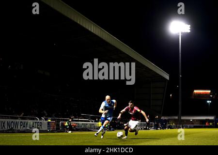 Aaron McGowan di Northampton Town (a destra) e Jason Taylor di Barrow combattono per la palla durante la partita della Sky Bet League Two al Sixfields Stadium di Northampton. Data immagine: Martedì 1 febbraio 2022. Foto Stock