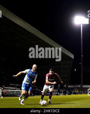 Aaron McGowan di Northampton Town (a destra) e Jason Taylor di Barrow combattono per la palla durante la partita della Sky Bet League Two al Sixfields Stadium di Northampton. Data immagine: Martedì 1 febbraio 2022. Foto Stock