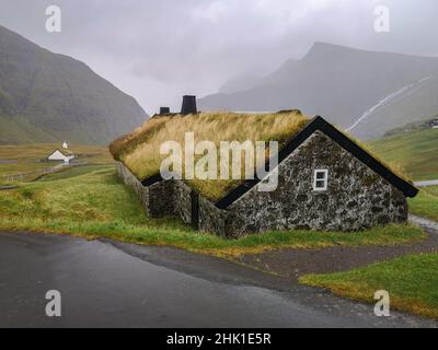 Tipica casa sul tappeto erboso nel villaggio di Saksun, Streymoy, Isole Faroe, Danimarca, Nord Europa Foto Stock