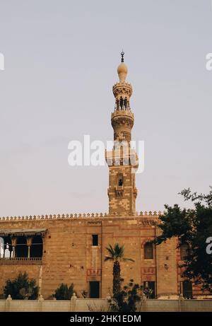 Antica cupola della moschea nella città della morte e cimitero nel vecchio Cairo, Egitto Foto Stock