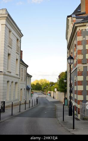 Piccola strada cittadina senza automobili e architettura tradizionale francese Foto Stock