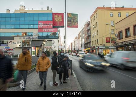 Secondo il calendario cinese, è l'anno 4719 e la tigre è un animale che 'spaventa via' Che sfortuna. Madrid, secondo i dati ufficiali dell'Istituto Nazionale di Statistica, è passata da 33.489 cinesi nel censimento del 2008 a 63.549 nel 2021. Secondo il registro comunale della popolazione del 2021, nella sola capitale ci sono 40.570 cinesi. La più grande concentrazione della comunità cinese in tutta la Spagna si trova a Usera, che ha ancora oggi un Centro per anziani cinesi, dove invece di suonare la fiasca, giocano a ping pong. Il quartiere, e l'intera città, ce Foto Stock