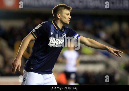 Londra, Regno Unito. 01st Feb 2022. Shaun Hutchinson di Millwall guarda avanti. EFL Skybet Championship Match, Millwall contro Preston North End al Den di Londra martedì 1st febbraio 2022. Questa immagine può essere utilizzata solo a scopo editoriale. Solo per uso editoriale, licenza richiesta per uso commerciale. Nessun uso in scommesse, giochi o un singolo club/campionato/player pubblicazioni. pic di Steffan Bowen/Andrew Orchard sport fotografia/Alamy Live news credito: Andrew Orchard sport fotografia/Alamy Live News Foto Stock