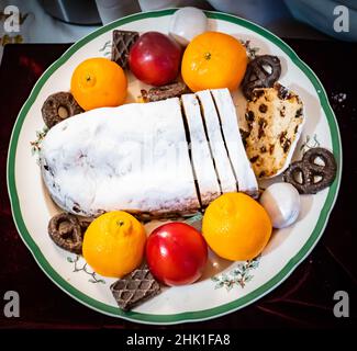 Un piatto con dolci tradizionali tedeschi per le vacanze, come Stollen, un tradizionale pane di Natale tedesco Foto Stock