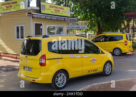 Antalya, Turchia - 15 novembre 2021: Auto in una stazione di taxi Foto Stock