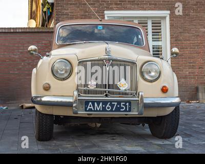 Huizen, Olanda del Nord, Paesi Bassi, 30.01.2022, Vista frontale della classica vettura di lusso di medie dimensioni Rover 90 prodotta nel 1955 Foto Stock