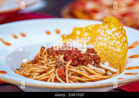 spaghetti bolognese su un piano close-up Foto Stock