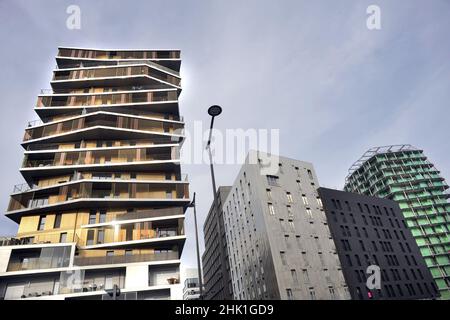 FRANCIA. PARIGI (75) L'HOME TOWER È UN EDIFICIO CHE MESCOLA APPARTAMENTI PRIVATI E SOCIALI NELLO ZAC MASSENA NEL DISTRETTO 13 TH Foto Stock