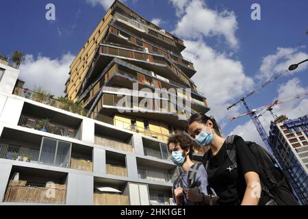 FRANCIA. PARIGI (75) 13TH DISTRETTO. LA ZAC MASSENA-BRUNESEAU. HOME TOWER, COSTRUITA DAL GRUPPO BOUYGUES, OSPITA 92 ALLOGGI SOCIALI, COMMERCES E PARKIN Foto Stock