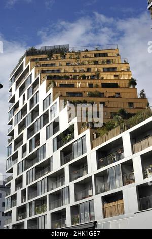 FRANCIA. PARIGI (75) L'HOME TOWER È UN EDIFICIO CHE MESCOLA APPARTAMENTI PRIVATI E SOCIALI NELLO ZAC MASSENA NEL DISTRETTO 13 TH Foto Stock