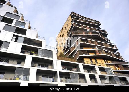 FRANCIA. PARIGI (75) L'HOME TOWER È UN EDIFICIO CHE MESCOLA APPARTAMENTI PRIVATI E SOCIALI NELLO ZAC MASSENA NEL DISTRETTO 13 TH Foto Stock