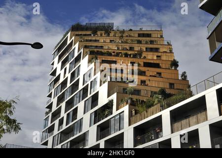 FRANCIA. PARIGI (75) L'HOME TOWER È UN EDIFICIO CHE MESCOLA APPARTAMENTI PRIVATI E SOCIALI NELLO ZAC MASSENA NEL DISTRETTO 13 TH Foto Stock