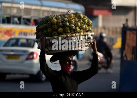 Kolkata, Bengala Occidentale, India. 1st Feb 2022. Un venditore di frutta a Kolkata, India, 01 febbraio 2022. (Credit Image: © Infranil Aditya/ZUMA Press Wire) Foto Stock