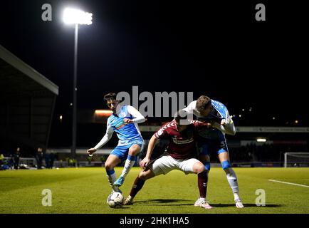 Aaron McGowan di Northampton Town e Patrick Brough di Barrow (a destra) lottano per la palla durante la partita della Sky Bet League Two al Sixfields Stadium di Northampton. Data immagine: Martedì 1 febbraio 2022. Foto Stock