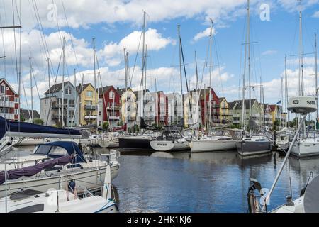 GREIFSWALD, GERMANIA - 31 LUGLIO 2021: Marina nella città vecchia alla foce del fiume Ryck. Foto Stock