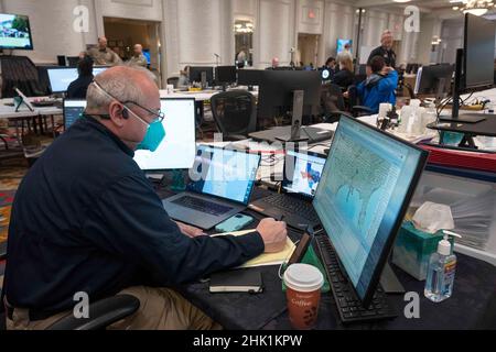 Austin, Texas, Stati Uniti. 1st Feb 2022. Un funzionario EMS guarda i suoi schermi di computer mentre i funzionari del Texas si riuniscono due giorni prima di una grave tempesta invernale che dovrebbe colpire il Lone Star state giovedì e durante il fine settimana. La tempesta arriva un anno dopo che una massiccia tempesta di neve e ghiaccio ha abbattuto la rete elettrica del Texas nel febbraio 2021. (Credit Image: © Bob Daemmrich/ZUMA Press Wire) Foto Stock