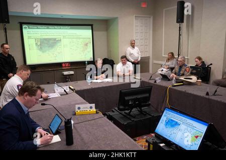 Austin, Texas, Stati Uniti. 1st Feb 2022. Il governatore del Texas GREG ABBOTT (centro), mentre i funzionari del Texas si riuniscono due giorni prima di una grave tempesta invernale che si prevede colpirà il giovedì dello stato della stella solitaria e durante il fine settimana. La tempesta arriva un anno dopo che una massiccia tempesta di neve e ghiaccio ha abbattuto la rete elettrica del Texas nel febbraio 2021. (Credit Image: © Bob Daemmrich/ZUMA Press Wire) Foto Stock