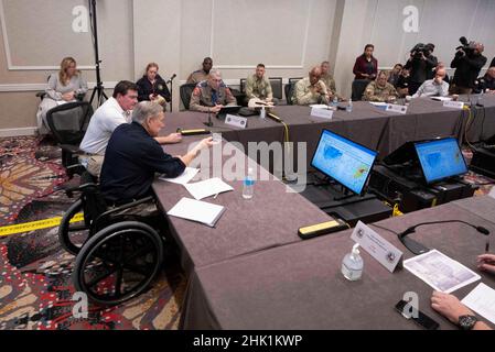 Austin, Texas, Stati Uniti. 1st Feb 2022. Il governatore del Texas GREG ABBOTT (centro), mentre i funzionari del Texas si riuniscono due giorni prima di una grave tempesta invernale che si prevede colpirà il giovedì dello stato della stella solitaria e durante il fine settimana. La tempesta arriva un anno dopo che una massiccia tempesta di neve e ghiaccio ha abbattuto la rete elettrica del Texas nel febbraio 2021. (Credit Image: © Bob Daemmrich/ZUMA Press Wire) Foto Stock