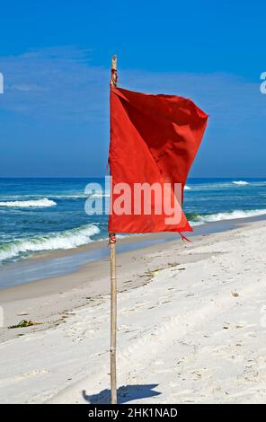 Bandiera rossa sulla spiaggia, barra da Tijuca, Rio de Janeiro Foto Stock