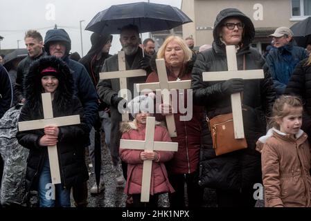 Derry, Regno Unito. 30th Jan 2022. Un gruppo di persone che trasportano croci si riuniscono per la passeggiata ricordo per onorare le vittime.il 30 gennaio 1972, il Regiment paracadute dell'esercito britannico ha sparato e ucciso 14 civili. Le famiglie delle vittime, i locali, i sostenitori e i politici commemorano il 50th° anniversario della domenica di sangue a Derry. Il primo ministro irlandese, Micheál Martin, deputato al Parlamento Mary Lou McDonald, e Simon Coveney, ministro degli Affari esteri dell'Irlanda, hanno tutti partecipato all'evento di quest'anno. (Foto di Natalia Campos/SOPA Images/Sipa USA) Credit: Sipa USA/Alamy Live News Foto Stock