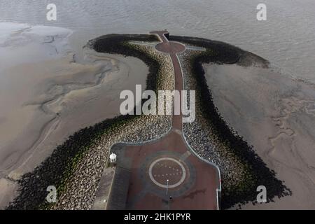 Morecambe, UK, 01/02/2022, il sito della proposta Eden Project North è visto a Morecambe come il progetto ha fatto un passo più vicino alla realtà dopo che i consiglieri del Lancashire hanno concesso il permesso di pianificazione per l'eco-attrazione di £125m. Eden Project North, che sarebbe stato costruito in cupole giganti e trasparenti sul lungomare di Morecambe, viene presentato al governo come un’iniziativa “pronta per la pala” che potrebbe aiutare a rilanciare la città costiera privata, Morecambe, Regno Unito. Credit: Jon Super/Alamy Live News. Foto Stock