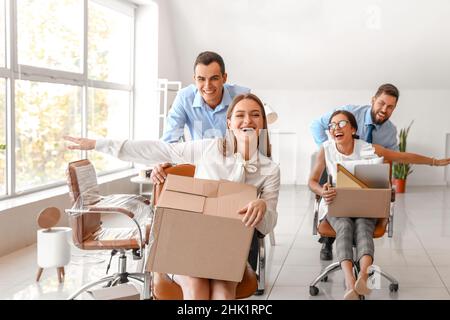 Gli uomini d'affari si divertono mentre si imballano le cose in ufficio il giorno in movimento Foto Stock