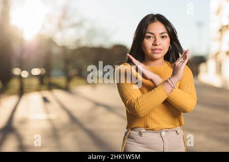 rompere il simbolo di bias della giornata internazionale della donna. donna latina ecuadoriana 8m Foto Stock