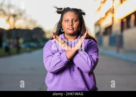 infrangete il simbolo della tendenza della giornata internazionale della donna. orgoglio multiculturale e diversionale Foto Stock