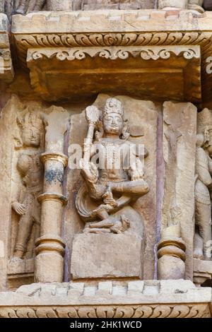 Scultura a muro di una figura maschile al Tempio Duladeo dedicata al dio indù Signore Shiva, Gruppo meridionale dei Templi, Khajuraho, Madhya Pradesh, India Foto Stock
