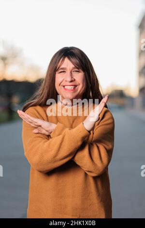 rompere il bias femminismo campagna lotta per l'uguaglianza e la diversità. transgender donna gesto Foto Stock