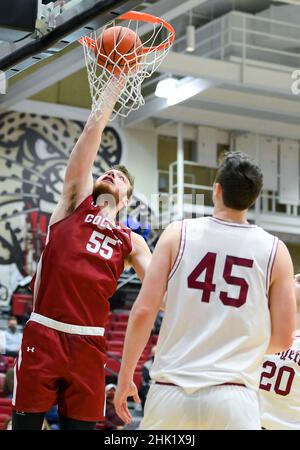 31 gennaio 2022: Il centro Colgate Raiders Jeff Woodward (55) cova la palla come Lafayette Leopardi in avanti Neal Quinn (45) durante la prima metà di una partita di pallacanestro NCAA il 31 gennaio 2022 presso il Kirby Sports Center di Easton, Pennsylvania. Colgate sconfisse Lafayette dal 72 al 61. Rich Barnes/CSM Foto Stock