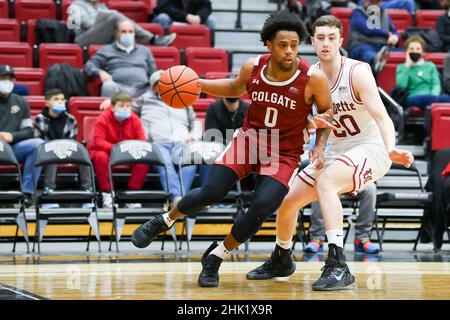 31 gennaio 2022: La guardia Colgate Raiders Nelly Cummings (0) guida al cestino oltre Lafayette Leoparards guardia CJ Fulton (20) durante la prima metà di una partita di pallacanestro NCAA il 31 gennaio 2022 al Kirby Sports Center di Easton, Pennsylvania. Colgate sconfisse Lafayette dal 72 al 61. Rich Barnes/CSM Foto Stock