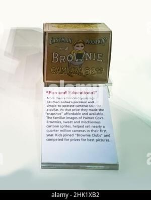 Rochester, New York, Stati Uniti. Dicembre 16, 2021. Kodak Brownie Camera, all'inizio del 20th secolo, in mostra presso il forte Museo Nazionale del gioco a Rochester, Foto Stock