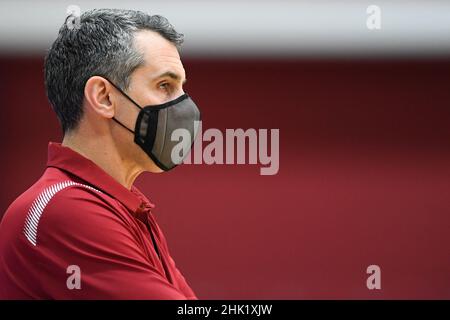 31 gennaio 2022: L'allenatore di Colgate Raiders Matt Langel guarda contro i Lafayette Leopardi durante la seconda metà di una partita di pallacanestro NCAA il 31 gennaio 2022 al Kirby Sports Center di Easton, Pennsylvania. Colgate sconfisse Lafayette dal 72 al 61. Rich Barnes/CSM Foto Stock