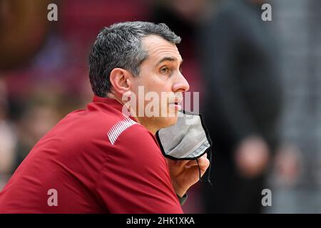 31 gennaio 2022: L'allenatore di Colgate Raiders Matt Langel guarda contro i Lafayette Leopardi durante la seconda metà di una partita di pallacanestro NCAA il 31 gennaio 2022 al Kirby Sports Center di Easton, Pennsylvania. Colgate sconfisse Lafayette dal 72 al 61. Rich Barnes/CSM Foto Stock