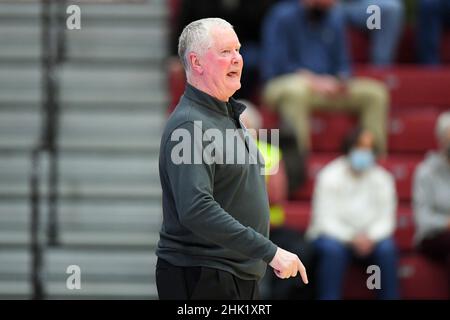 31 gennaio 2022: Il capo allenatore di Lafayette Leopardi Fran o'Hanlon reagisce a un appello contro i Colgate Raiders durante la seconda metà di una partita di pallacanestro NCAA il 31 gennaio 2022 presso il Kirby Sports Center di Easton, Pennsylvania. Colgate sconfisse Lafayette dal 72 al 61. Rich Barnes/CSM Foto Stock