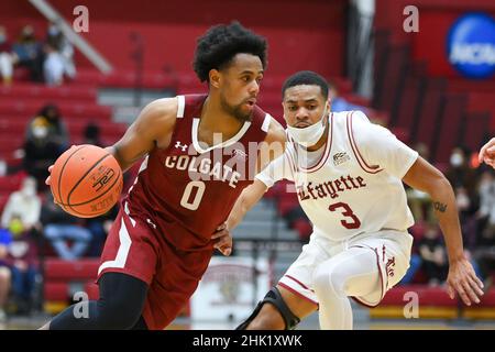 31 gennaio 2022: La guardia Colgate Raiders Nelly Cummings (0) guida al cestino oltre Lafayette Leopardi guardia Tyrone Perry (3) durante la seconda metà di una partita di pallacanestro NCAA il 31 gennaio 2022 al Kirby Sports Center di Easton, Pennsylvania. Colgate sconfisse Lafayette dal 72 al 61. Rich Barnes/CSM Foto Stock