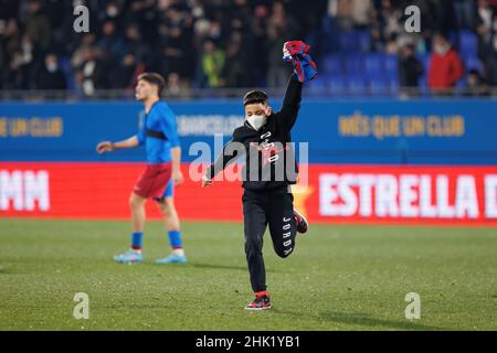 BARCELLONA - GEN 29: Invasione di campo da parte dei tifosi durante la partita Primera RFEF tra il FC Barcelona B e il Real Madrid Castilla al Johan Cruyff sta Foto Stock