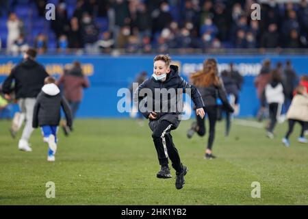 BARCELLONA - GEN 29: Invasione di campo da parte dei tifosi durante la partita Primera RFEF tra il FC Barcelona B e il Real Madrid Castilla al Johan Cruyff sta Foto Stock