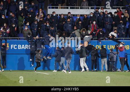 BARCELLONA - GEN 29: Invasione di campo da parte dei tifosi durante la partita Primera RFEF tra il FC Barcelona B e il Real Madrid Castilla al Johan Cruyff sta Foto Stock