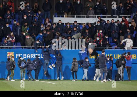 BARCELLONA - GEN 29: Invasione di campo da parte dei tifosi durante la partita Primera RFEF tra il FC Barcelona B e il Real Madrid Castilla al Johan Cruyff sta Foto Stock